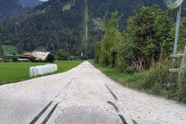 2019 wurde die Schrägbahn in Laas stillgelegt. Seither ist viel Gras darüber gewachsen; Fotos: Sepp