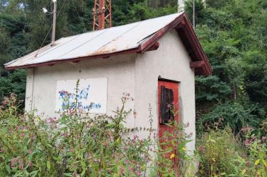 2019 wurde die Schrägbahn in Laas stillgelegt. Seither ist viel Gras darüber gewachsen; Fotos: Sepp