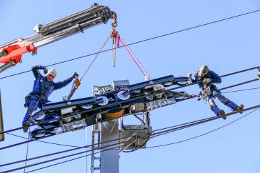 Am 15. Februar wurden die revisionierten Laufwerke, die neu lackierten Gehänge sowie die elektronisch erneuerten und neu bemalten Kabinen der Seilbahn von Latsch nach St. Martin im Kofel montiert; Fotos: Sepp  