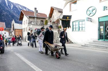 „Beerdigung“ des Faschings in Laatsch am Aschermittwoch; Fotos: Sepp
