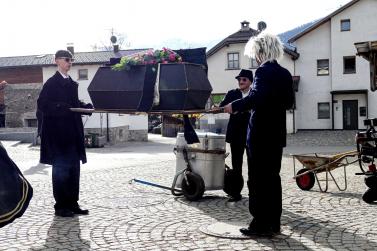 „Beerdigung“ des Faschings in Laatsch am Aschermittwoch; Fotos: Sepp