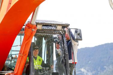 Offene Tür auf Großbaustelle im Reschenstausee; Fotos: Sepp