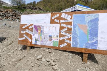 Offene Tür auf Großbaustelle im Reschenstausee; Fotos: Sepp