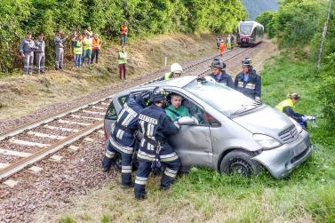 Übung des Bezirksfeuerwehrverbandes Untervinschgau in Zusammenarbeit mit STA, SAD und Weißem Kreuz (12.07.2019); angenommenes Szenario: Kollision zwischen Auto und Vinschgerbahn. Fotos: Sepp