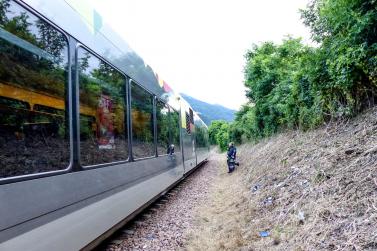 Übung des Bezirksfeuerwehrverbandes Untervinschgau in Zusammenarbeit mit STA, SAD und Weißem Kreuz (12.07.2019); angenommenes Szenario: Kollision zwischen Auto und Vinschgerbahn. Fotos: Sepp