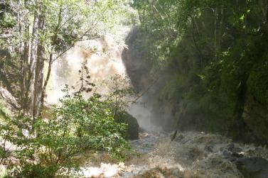 Ungestüm: Der Wasserfall des Schlandraunbaches am 22. Juni 2024; Fotos: Sepp  