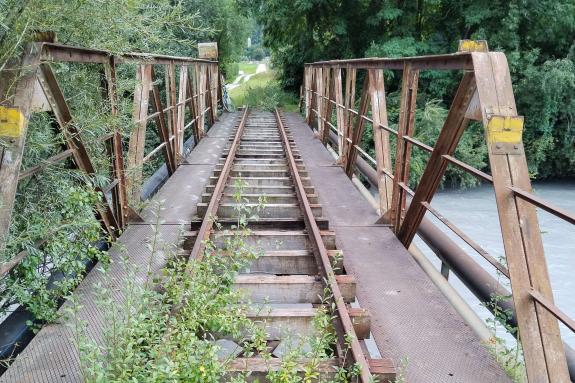 2019 wurde die Schrägbahn in Laas stillgelegt. Seither ist viel Gras darüber gewachsen; Fotos: Sepp