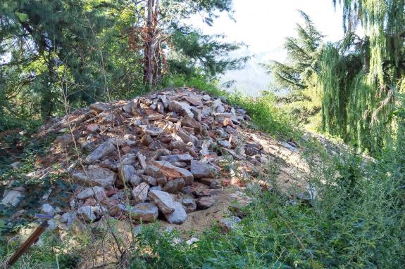 Auf die Natur ist Verlass, sie braucht nur Zeit: Aktuelle Bilder des ehemaligen Hauptgebäudes der Ex-Drusus-Kaserne in Schlanders; Fotos: Sepp