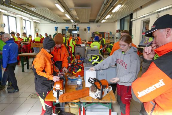 Erster Tag der Waldolympiade in Burgeis (Fürstenburg); Fotos. Sepp  