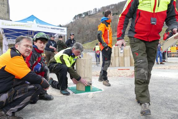 Erster Tag der Waldolympiade in Burgeis (Fürstenburg); Fotos. Sepp  