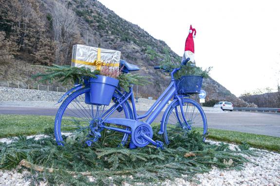 Es muss nicht immer ein Rentierschlitten sein, hat sich der Sepp vom Bauhof Latsch gedacht und diesen „Radler“ für den Kreisverkehr ausgepackt; Foto: Sepp