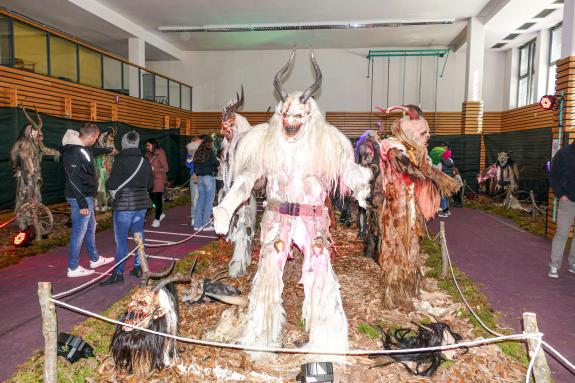 Maskenausstellung der „Pfoffagonder Tuifl“ in Kastelbell; Fotos: Sepp