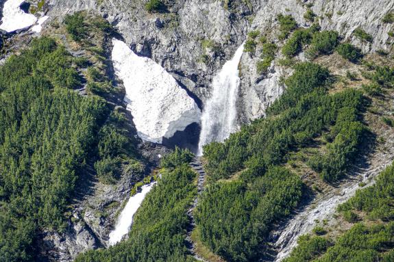 Ob fest oder flüssig: An Wasser fehlt es derzeit nicht; so gesehen bei den Wasserfällen hinter den Drei Heiligen Brunnen in Trafoi; Foto: Sepp