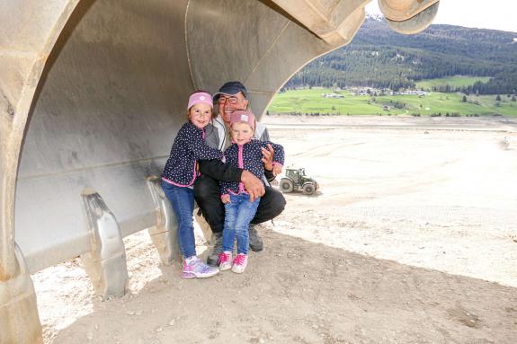 Offene Tür auf Großbaustelle im Reschenstausee; Fotos: Sepp