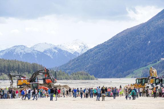 Offene Tür auf Großbaustelle im Reschenstausee; Fotos: Sepp