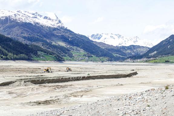 Offene Tür auf Großbaustelle im Reschenstausee; Fotos: Sepp