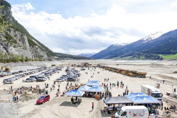 Offene Tür auf Großbaustelle im Reschenstausee; Fotos: Sepp