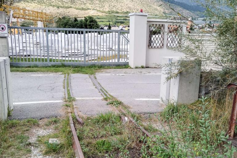 2019 wurde die Schrägbahn in Laas stillgelegt. Seither ist viel Gras darüber gewachsen; Fotos: Sepp