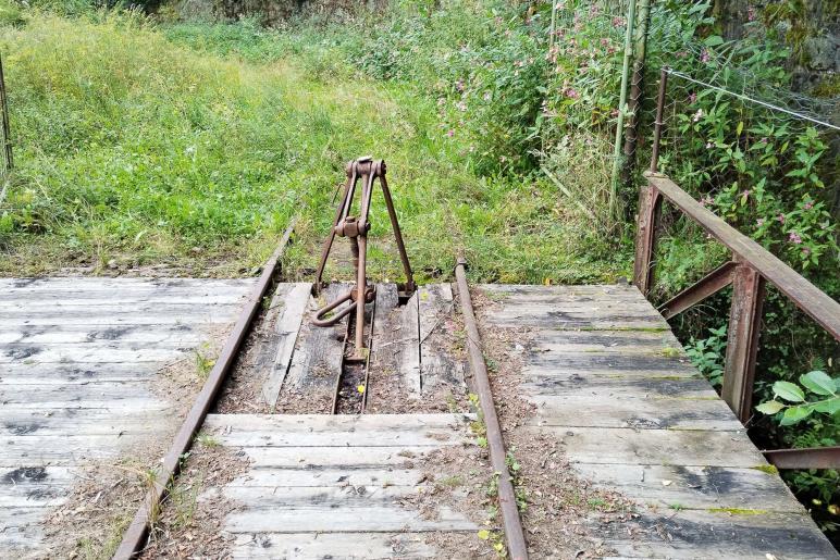 2019 wurde die Schrägbahn in Laas stillgelegt. Seither ist viel Gras darüber gewachsen; Fotos: Sepp