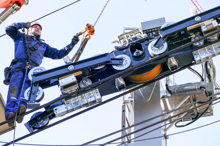 Am 15. Februar wurden die revisionierten Laufwerke, die neu lackierten Gehänge sowie die elektronisch erneuerten und neu bemalten Kabinen der Seilbahn von Latsch nach St. Martin im Kofel montiert; Fotos: Sepp  