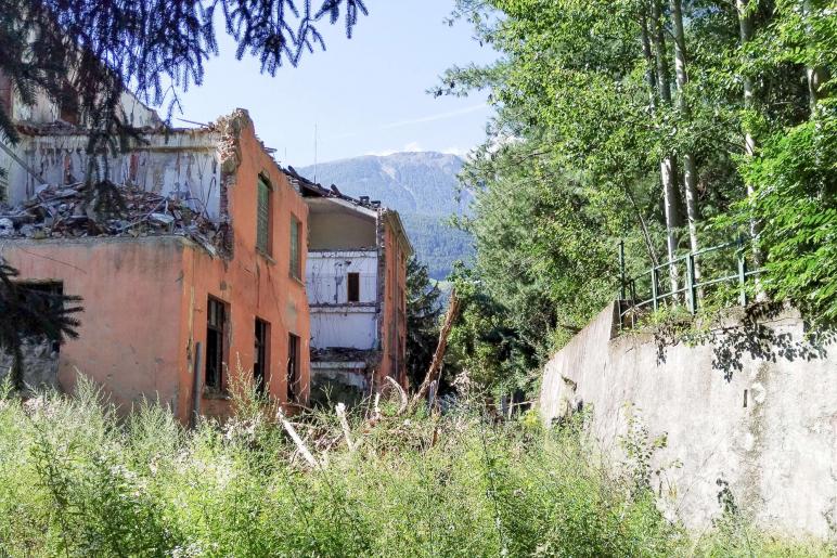 Auf die Natur ist Verlass, sie braucht nur Zeit: Aktuelle Bilder des ehemaligen Hauptgebäudes der Ex-Drusus-Kaserne in Schlanders; Fotos: Sepp