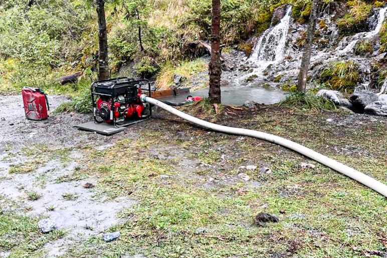 Erste Aufräumarbeiten im Wallfahrtsort Heilige Drei Brunnen in Trafoi; Fotos: FF Stilfs