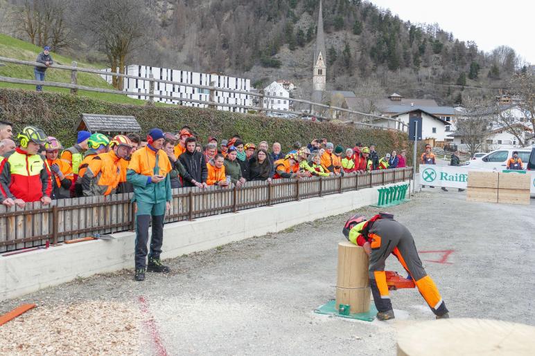 Erster Tag der Waldolympiade in Burgeis (Fürstenburg); Fotos. Sepp  