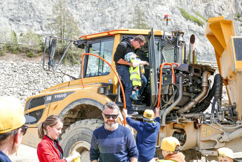 Offene Tür auf Großbaustelle im Reschenstausee; Fotos: Sepp