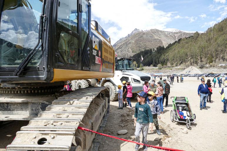 Offene Tür auf Großbaustelle im Reschenstausee; Fotos: Sepp