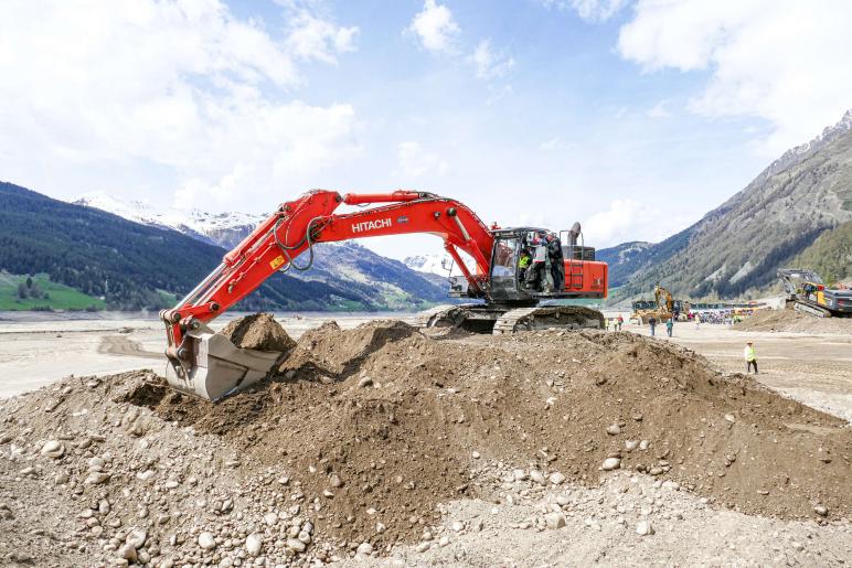 Offene Tür auf Großbaustelle im Reschenstausee; Fotos: Sepp