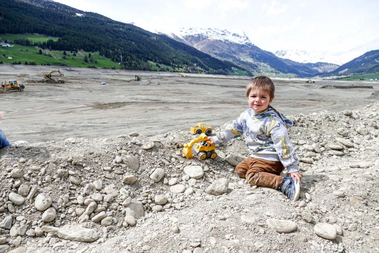 Offene Tür auf Großbaustelle im Reschenstausee; Fotos: Sepp