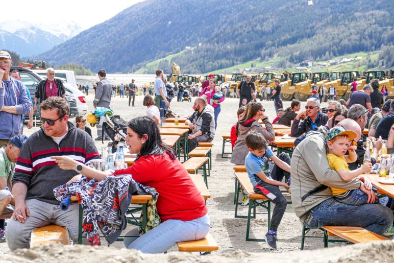 Offene Tür auf Großbaustelle im Reschenstausee; Fotos: Sepp