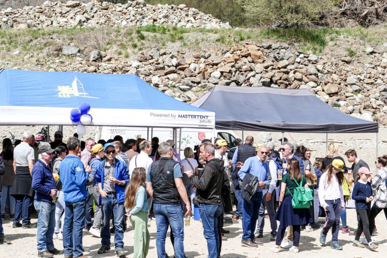 Offene Tür auf Großbaustelle im Reschenstausee; Fotos: Sepp